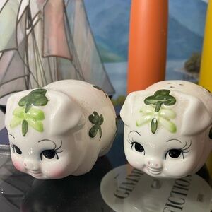 VINTAGE Cute Piggy Clover Ceramic Salt & Pepper Shakers